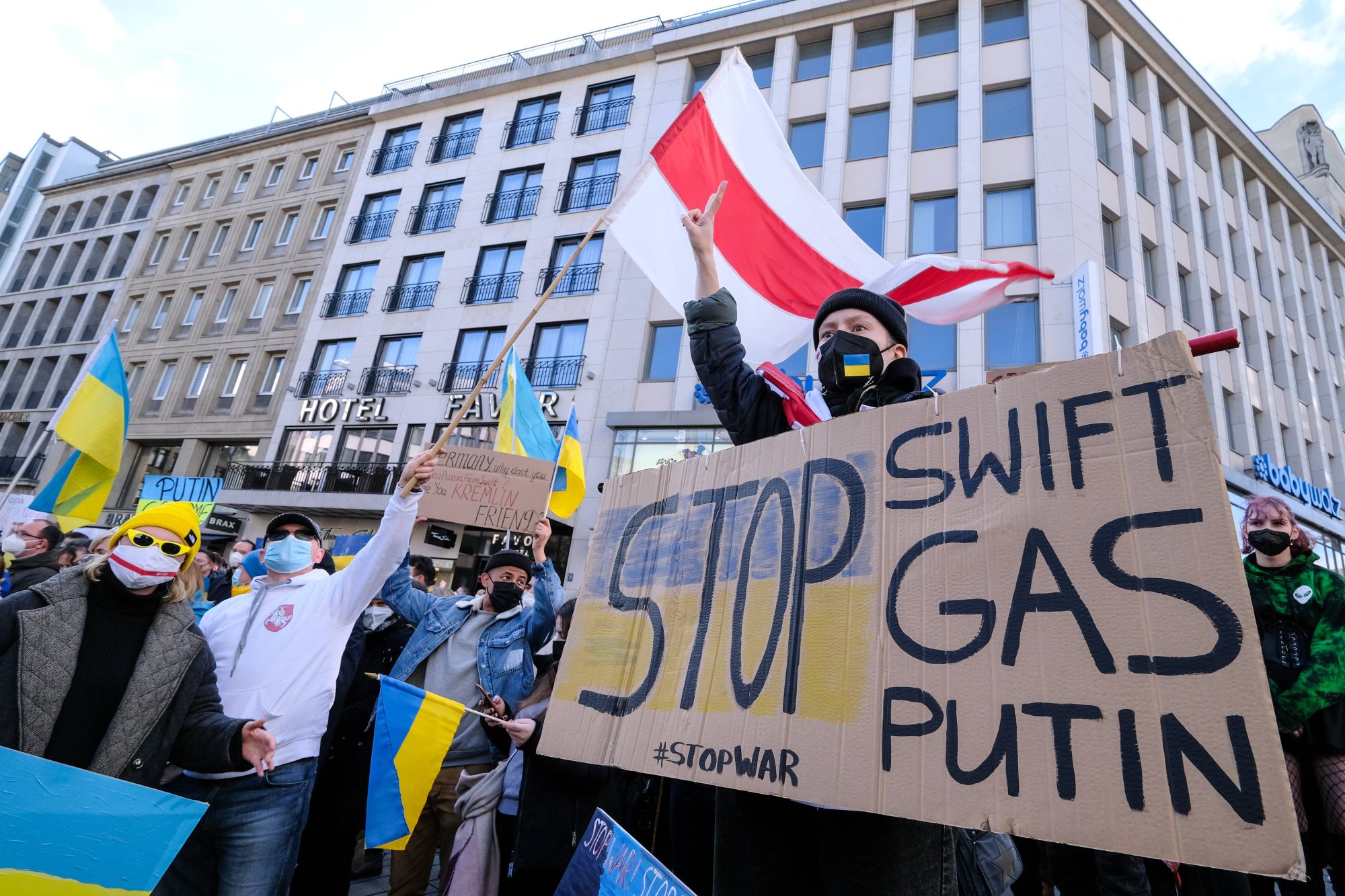 Ukraina, Baltkrievija, Krievija, karš pret Ukrainu, tanki, ES, EK, sankcijas, Urzula fon der Leiena, Vladimirs Putins, karš, Ukraina, Kijeva, Volodimirs Zelenskis, NATO, aizsardzība, armija, Latvija, TV Centr International, Rossija, Rossija 24, armija, gatavība, SWIFT, rūpniecība, ekonomikas graušana, inflācija, amatpersonas, Kremlis,SWIFT, sankcijas, maksājumu sistēma,
