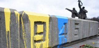 nokrāsots, krāsa, Valsts policija, Ukrainas karogs, Uzvaras piemineklis, uzraksts, aktīvisti, atbalsts Ukrainai, Slava Ukrainai, karš, Putins, iebrukums, Baltkrievija,