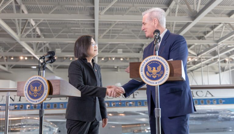 Svarīgi, Ķīna, Taivāna, ASV, Kevins Makartijs, Cai Inveņa, Taivānas šaurums, karakuģi, diplomātija,