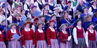uzrunāti diasporas latvieši, kas piedalās vai apmeklē Dziesmu un deju svētkus par iespējām atgriezties dzīvot Latvijā. 