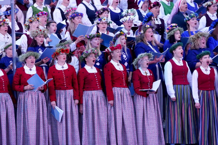 uzrunāti diasporas latvieši, kas piedalās vai apmeklē Dziesmu un deju svētkus par iespējām atgriezties dzīvot Latvijā. 