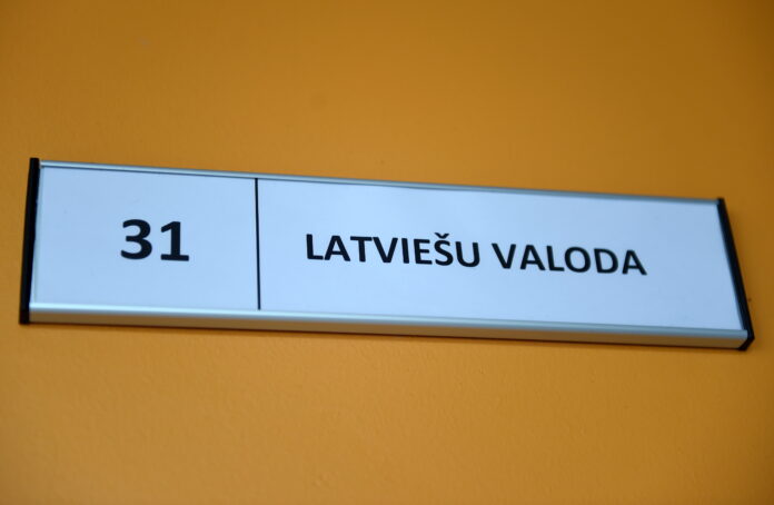Izglītības un zinātnes ministrija, skolas, parēja uz mācībām latviešu valodā,
