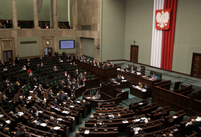 valdība, Polija, Moraveckis, Andžejs Duda, donakds Tusks, PiS, vairākums, vēlēšanas, zvērests