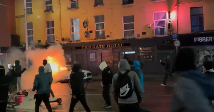 Īrija, protesti, uzbrukums, nazis, ievainotie, imigrācijas