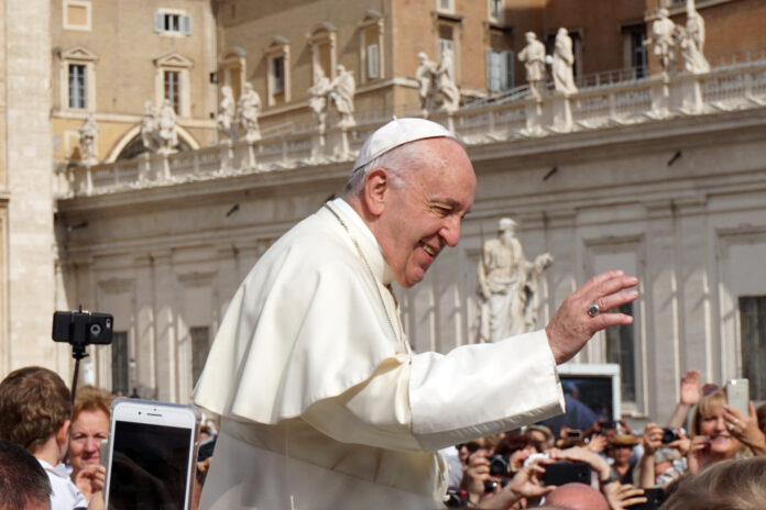 Pāvests Francisks, LGBTQ, svētības, viendzimuma pāri, nostājas maiņa