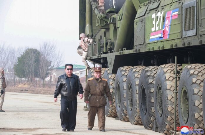 Ziemeļkoreja, Kims Čenuns, armija, ieroči, Dienvidkoreja, Darba partija