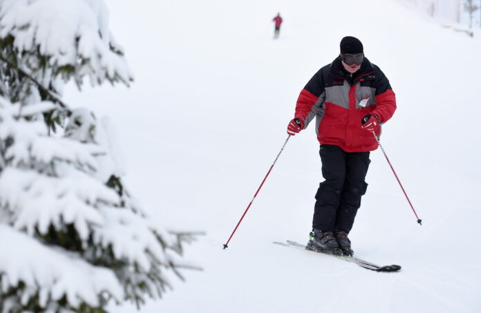 slēpošana, kalni, kalnu darba laiks, ziema, ziemas sporta veids, izklaide, svētku drab alaiks