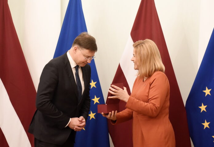 Siliņa, Dombrovskis, Jaunā Vienotība, eirokomisāra amata pretendenti