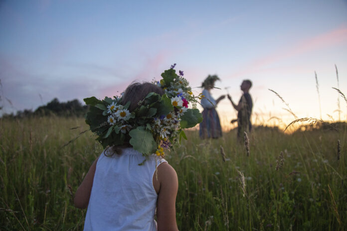 Līgo, Jāņi, ģimenes tradīcijas, Līgo tradīcijas, vainagu pīšana