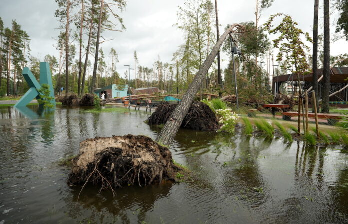 laika prognoze, sarkanais brīdinājums, lietus, pērkons, negaiss, vētras postījumi, vētra