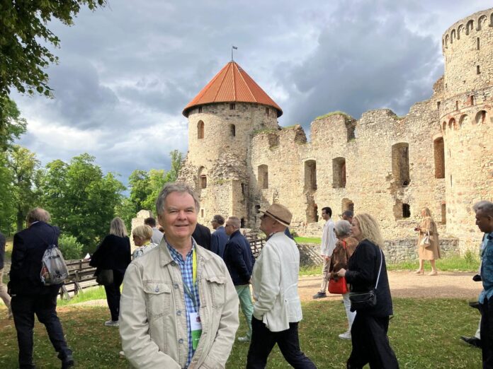 Jānis Roberts Dēliņš, Latvijas goda konsuls, latvieši Austrālijā, valodas kopšana, bēgļi, kara ietekme, valsts ekonomika