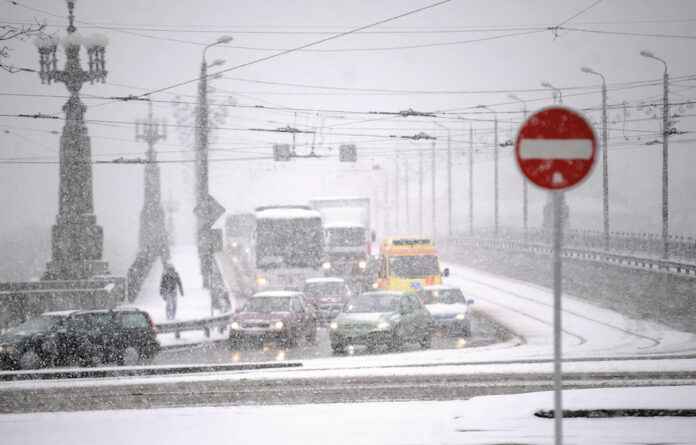 sniegs, ziemas riepas, satiksme, autovadītājs, snigšana