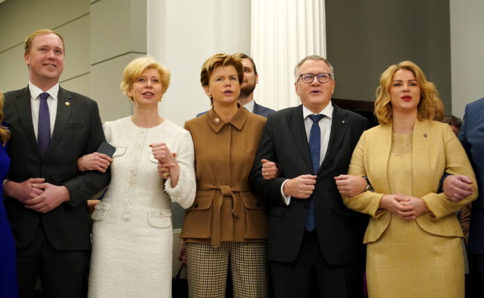 ministru algas Latvijā 2024, politiķu atalgojums pieaugums, Evikas Siliņas alga, atlīdzības reforma valsts sektorā, valsts pārvaldes algas, ārlietu ministra atalgojums