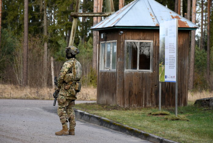 Latvijas–Baltkrievijas robeža, nelegālā imigrācija, robežsardze, nelegālie robežšķērsotāji, migrantu plūsma, pastiprinātā robežapsardzība, robežas šķērsošana, drošības režīms pierobežā, Baltkrievijas migranti,