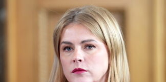 Evika Siliņa, Siliņas demisijas pieprasījums, Saeimas balsojums, Šlesers Siliņa, Baiba Braže ASV, Latvijas valdības krīze, opozīcija Saeimā, Rail Baltica kritika, airBaltic pārvaldība, valsts parāds Latvijā, nodokļu politika, priekšvēlēšanu retorika, Edgars Tavars kritika, Saeima Latvija, Jaunā vienotība
