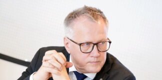 Finanšu ministrs, Arvils Ašeradens, birokrātija