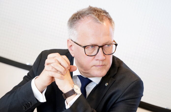 Finanšu ministrs, Arvils Ašeradens, birokrātija