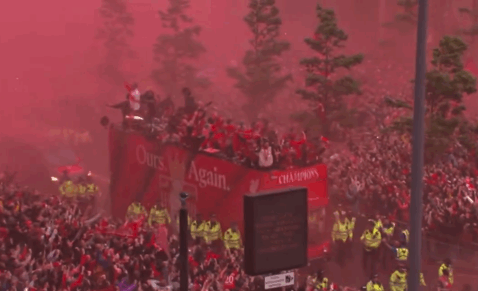 Liverpūle, futbols, fanu pūlis, automašīna,