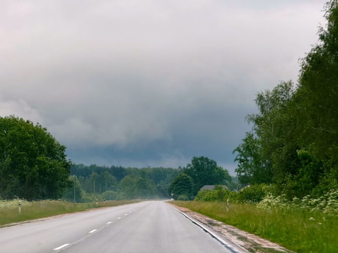 laikapstākļu prognoze Latvijā, ceturtdien lietus un vējš, brāzmains vējš līdz 19 m/s, laiks brīvdienās Latvijā, +22 grādi Latvijā, laiks nedēļas nogalē, migla un nokrišņi, siltāks laiks jūnijā, LVĢMC prognoze, saulains laiks Latvijā