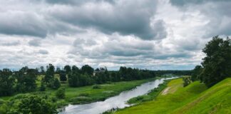 laika prognoze, lietus brīdinājums, stiprs vējš Latvijā, Vidzeme lietavas, brāzmas 22 m/s, sausāka ceturtdiena, lietaina nedēļas nogale, cikloni Latvijā, jūnija beigu laika prognoze, laika apstākļi pēc Jāņiem