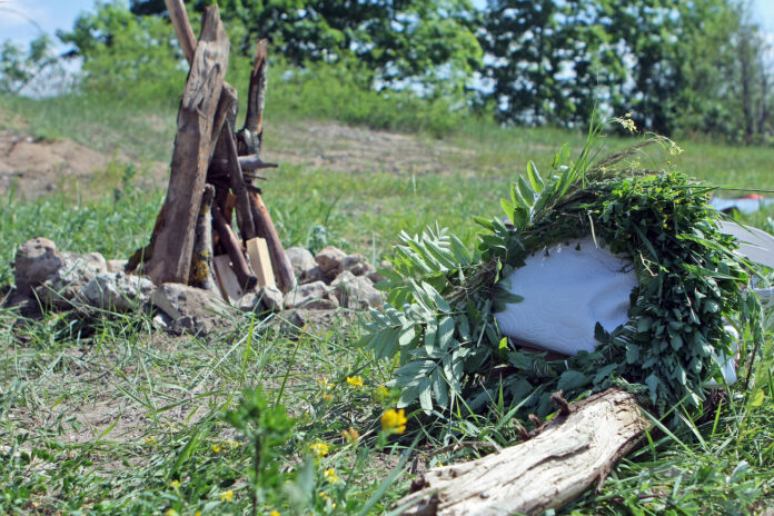 Jāņu ticējumi, Jāņu nakts burvība, papardes zieda meklēšana, ticējumi Līgo naktij, senlatviešu rituāli, Jāņuzāles, raganām pretī, buršanās Jāņu naktī, veselības ticējumi, Jāņu ugunskura nozīme