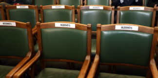 Saeimas deputātu pārkāpumi, administratīvie sodi, ātruma pārsniegšana, ieroču aprites likums, Raivis Dzintars sodīts, Edvards Smiltēns ieroči, Jakovins slimības lapa, Saeimas Mandātu komisija, deputātu likumpārkāpumi, Ceļu satiksmes noteikumu pārkāpumi, politiskā atbildība, 2025 deputātu sodi