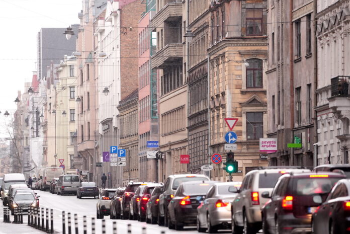 iebraukšanas maksa Rīgas centrā, zemo emisiju zona Rīgā, Rīgas centrs maksas zona, auto ierobežojumi Rīgā, maksas iebraukšana 2027, satiksmes ierobežojumi Rīgas centrā, Rīgas emisiju politika, vides aizsardzība satiksmē, Rīgas pilsētas transports,