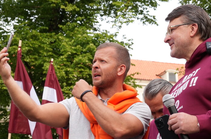 CVK noraida vēlēšanu sūdzības, pašvaldību vēlēšanas 2025, Rīgas vēlēšanu skandāls, vēlēšanu sistēmas kļūme, VDAA direktora atlaišana, ministres Bērziņas atkāpšanās, vēlēšanu tehniskās problēmas, CVK kritika, prezidenta paziņojums par vēlēšanām, vēlēšanu rezultātu pārsūdzība,