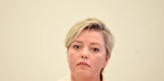 CVK vadītājas atkāpšanās, Kristīne Saulīte atkāpjas, vēlēšanu sistēmas problēmas, 2025 vēlēšanu tehniskās kļūmes, VDAA atbildība, Jorens Liops atstādināts, vēlēšanu rezultātu korektums, CVK un VDAA krīze, Valsts prezidenta kritika, vēlēšanu skandāls Latvijā