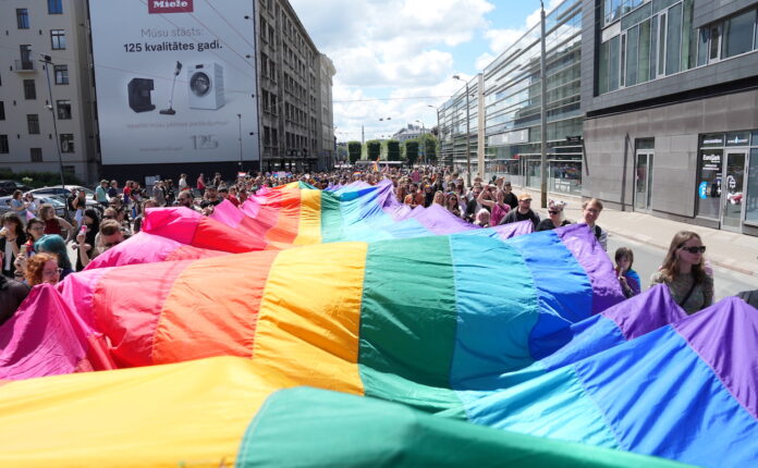 Riga Pride 2025, praida gājiens Rīgā, LGBT pasākumi Latvijā, kvīru kultūra Rīga, cilvēktiesības Latvijā, Vērmanes dārzs praids, Riga Queer Tour, Pride Rīgas policija, Riga Pride izstādes, Riga Pride programma, Sintija Ukše, Eren Abramov, DOM galerija, Masa galerija