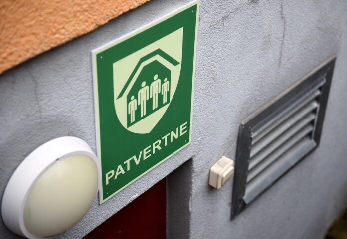 obligātas patvertnes Latvijā, Civilās aizsardzības likuma grozījumi, patvertņu likums 2027, patvertņu prasības ēkām, patvertnes skolām un slimnīcām, drošība kara gadījumā, VUGD patvertņu pārbaude, katastrofu pārvaldības likums, ēku drošības prasības,