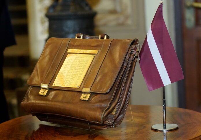 amatpersonu atalgojuma publiskošana, Saeimas komisija grozījumi, Tiesībsargs par privātumu, Valsts pārvaldes iekārtas likums, atalgojuma datu aizsardzība, valsts amatpersonu algu caurspīdība, Datu valsts inspekcijas viedoklis, Satversmes tiesa un algas