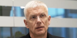 Krišjānis Kariņš, vēlēšanu skandāls, CVK kļūda, VARAM ministre atkāpšanās, Kristīne Saulīte atlaišana, vēlēšanu rezultātu problēmas, Kariņš komentē vēlēšanas, amatpersonu atbildība, Latvijas vēlēšanas 2025, vēlēšanu sistēmas traucējumi, politiskā krīze Latvijā