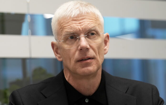 Krišjānis Kariņš, vēlēšanu skandāls, CVK kļūda, VARAM ministre atkāpšanās, Kristīne Saulīte atlaišana, vēlēšanu rezultātu problēmas, Kariņš komentē vēlēšanas, amatpersonu atbildība, Latvijas vēlēšanas 2025, vēlēšanu sistēmas traucējumi, politiskā krīze Latvijā