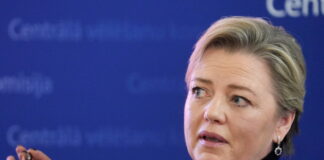 CVK vadītājas atkāpšanās, Kristīne Saulīte atkāpjas, vēlēšanu sistēmas problēmas, 2025 vēlēšanu tehniskās kļūmes, VDAA atbildība, Jorens Liops atstādināts, vēlēšanu rezultātu korektums, CVK un VDAA krīze, Valsts prezidenta kritika, vēlēšanu skandāls Latvijā