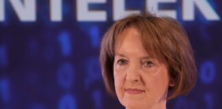 Inga Bērziņa atkāpšanās, viedās pārvaldes ministre demisionē, vēlēšanu tehniskās problēmas, 2025. gada pašvaldību vēlēšanas, balsu skaitīšanas sistēmas kļūme, Kristīne Saulīte atkāpšanās