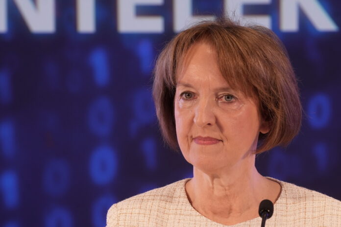 Inga Bērziņa atkāpšanās, viedās pārvaldes ministre demisionē, vēlēšanu tehniskās problēmas, 2025. gada pašvaldību vēlēšanas, balsu skaitīšanas sistēmas kļūme, Kristīne Saulīte atkāpšanās