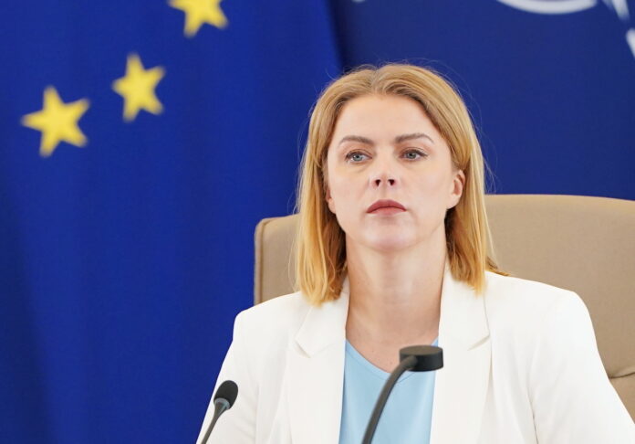 Evika Siliņa, valsts tēriņu samazināšana, budžeta samazināšana, ministriju atbildība, Finanšu ministrija, Ašeradens fiskālā politika, valsts budžets 2025, 150 miljonu eiro ietaupījums, ministriju pārstrukturēšana, valdības sēdes, valsts pārvaldes efektivizācija, budžeta deficīts, aizsardzības finansēšana, demogrāfijas atbalsts