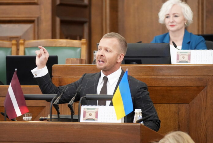 Aleksejs Rosļikovs, Rosļikovs izraidīts no Saeimas, Rosļikovs runā krieviski Saeimā, krievu valoda parlamentā, rusifikācijas sekas Latvijā, Saeimas kārtības rullis, deputātu pienākumi valsts valoda, Rosļikovs un krievvalodīgie, valsts valodas pārkāpums Saeimā, politiskais protests Saeimas tribīnē