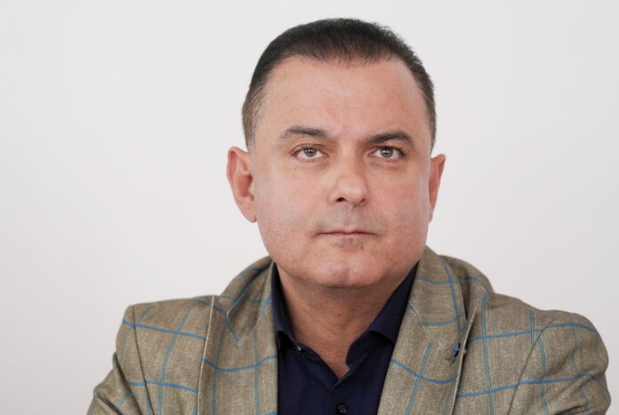 Hosams Abu Meri, veselības ministrs, zāļu reforma, zāļu cenas, pacientu rindas, lauku slimnīcas, kompensējamās zāles, medicīnas pieejamība, veselības aprūpe Latvijā, digitālais pieraksts, onkoloģijas plāns, demogrāfija, ģimenes ārsti, Veselības inspekcija, medicīniskās kļūdas, E-veselība, veselības budžets
