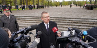 NATO samits Hāgā, Edgars Rinkēvičs NATO, Ukraina NATO ceļš, Bukarestes deklarācija, Latvijas atbalsts Ukrainai, militārais atbalsts Ukrainai, Patria bruņutransportieri, NATO vienprātība, NATO paplašināšanās, NATO aizsardzības spējas, NATO un Ukraina, Latvijas prezidents Rinkēvičs, NATO Hāgā 2025, Ukraina NATO dalība