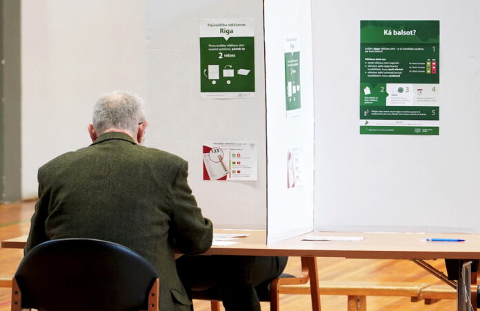 vēlēšanu sistēmas kļūmes, CVK vēlēšanu problēmas, VDAA vēlēšanu platforma, vēlēšanu IT traucējumi, iecirkņu sistēmas uzkāršanās, vēlētāju zema aktivitāte, 7. jūnija vēlēšanas, vēlēšanu sistēmas kritika, balsu skaitīšanas haoss, iepriekšējā balsošana problēmas, vēlēšanu iecirkņu rindu cēloņi, digitālās vēlēšanas Latvijā, vēlēšanu tehniskās problēmas, CVK un VDAA atbildība
