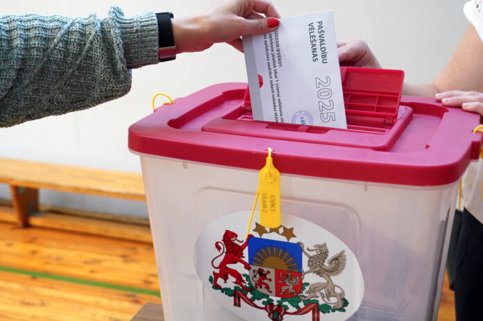 vēlēšanu sistēmas problēmas, VDAA traucējumi, vēlēšanu informācijas sistēma, CVK kritika, iepriekšējā balsošana, pašvaldību vēlēšanas 2025, vēlētāju reģistrs, elektroniskā vēlēšanu sistēma, vēlēšanu organizācija Latvijā,