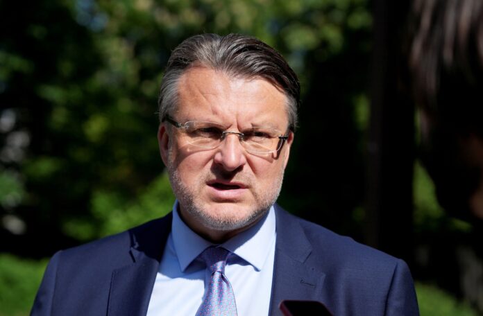 Šlesers apstrīd vēlēšanu rezultātus, LPV protesta sapulce Rīgā, Rīgas vēlēšanu falsifikācija, vēlēšanu rezultāti 2025, CVK vēlēšanu problēmas, Rīgas dome vēlēšanas, Ainārs Šlesers vēlēšanas, LPV Rīgas uzvara, Rīgas vēlēšanu tehniskās problēmas, Rīgas domes koalīcija,