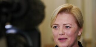 Kristīne Saulīte, CVK vadītāja, Centrālā vēlēšanu komisija, iespējama atkāpšanās, vēlēšanu sistēmas kļūme, balsu skaitīšanas problēmas, VDAA atbildība, skenēšanas sistēma, vēlēšanu izmeklēšana, vēlēšanu kļūdas, CVK atvainošanās, sabiedrības uzticība vēlēšanām, vēlēšanu nakts traucējumi, manuāla balsu skaitīšana, vēlēšanu organizēšanas kritika