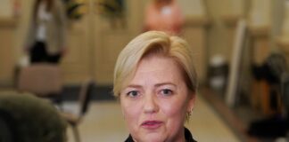 CVK vadītājas atkāpšanās, Kristīne Saulīte atkāpjas, vēlēšanu sistēmas problēmas, 2025 vēlēšanu tehniskās kļūmes, VDAA atbildība, Jorens Liops atstādināts, vēlēšanu rezultātu korektums, CVK un VDAA krīze, Valsts prezidenta kritika, vēlēšanu skandāls Latvijā