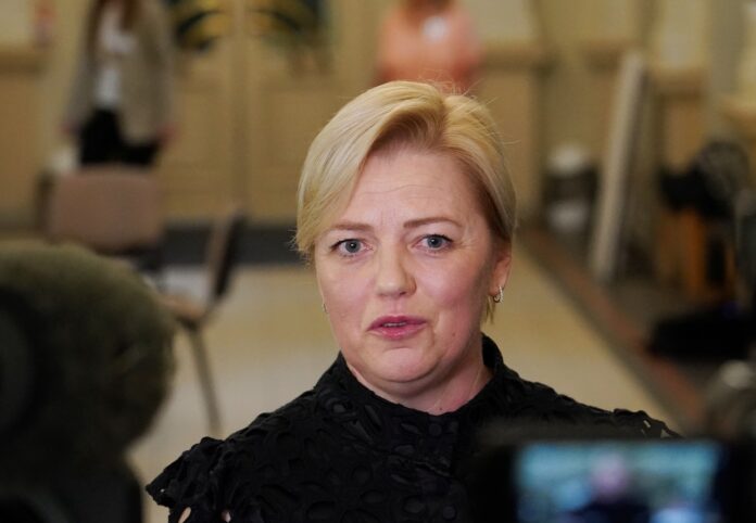 CVK vadītājas atkāpšanās, Kristīne Saulīte atkāpjas, vēlēšanu sistēmas problēmas, 2025 vēlēšanu tehniskās kļūmes, VDAA atbildība, Jorens Liops atstādināts, vēlēšanu rezultātu korektums, CVK un VDAA krīze, Valsts prezidenta kritika, vēlēšanu skandāls Latvijā