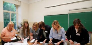 manuāla balsu skaitīšana, CVK sistēmas problēmas, vēlēšanu nakts haoss, vēlēšanu dati nav pieejami, CVK mājaslapa nedarbojas, VDAA atbildība, vēlēšanu organizēšana, vēlēšanu sistēmas kļūmes, digitālā sistēma sabrūk, vēlētāju uzticība, vēlēšanu rezultātu kavēšanās, iecirkņu dati kļūdaini, vēlēšanas Latvijā 2025, CVK kritika, VDAA sistēma, vēlēšanu uzraudzība, sabiedrības neuzticība