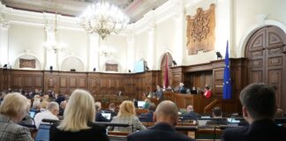 Saeimas deputāti, alkohola lietošana Saeimā, deputātu algas, amatpersonu algu iesaldēšana, Evika Siliņa, Filips Rajevskis, caurspīdīgums politikā, valsts budžets 2025, Daiga Mieriņa, Saeimas skandāli, publisko amatpersonu algu pārskatīšana, tiesībsargs Juris Jansons, Edgars Rinkēvičs, politiskā atbildība, alkohols Latvijas politikā, politiķu reputācija