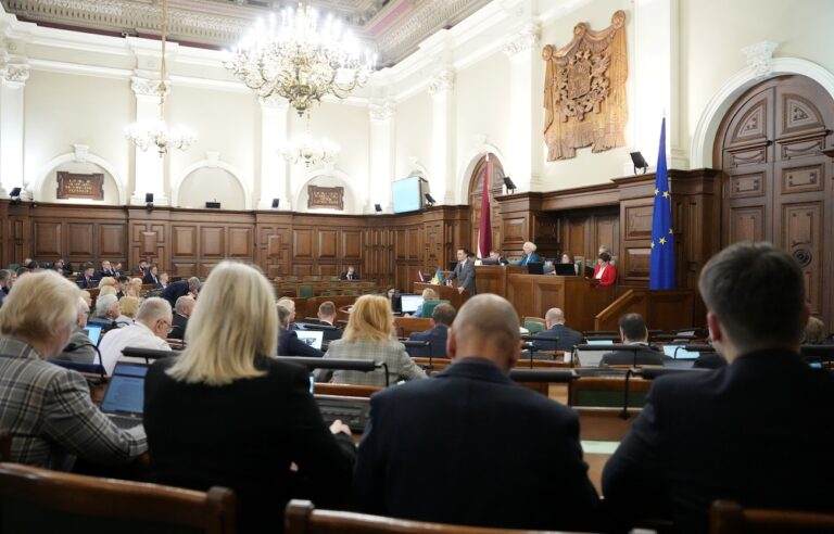 Saeimas deputāti, alkohola lietošana Saeimā, deputātu algas, amatpersonu algu iesaldēšana, Evika Siliņa, Filips Rajevskis, caurspīdīgums politikā, valsts budžets 2025, Daiga Mieriņa, Saeimas skandāli, publisko amatpersonu algu pārskatīšana, tiesībsargs Juris Jansons, Edgars Rinkēvičs, politiskā atbildība, alkohols Latvijas politikā, politiķu reputācija